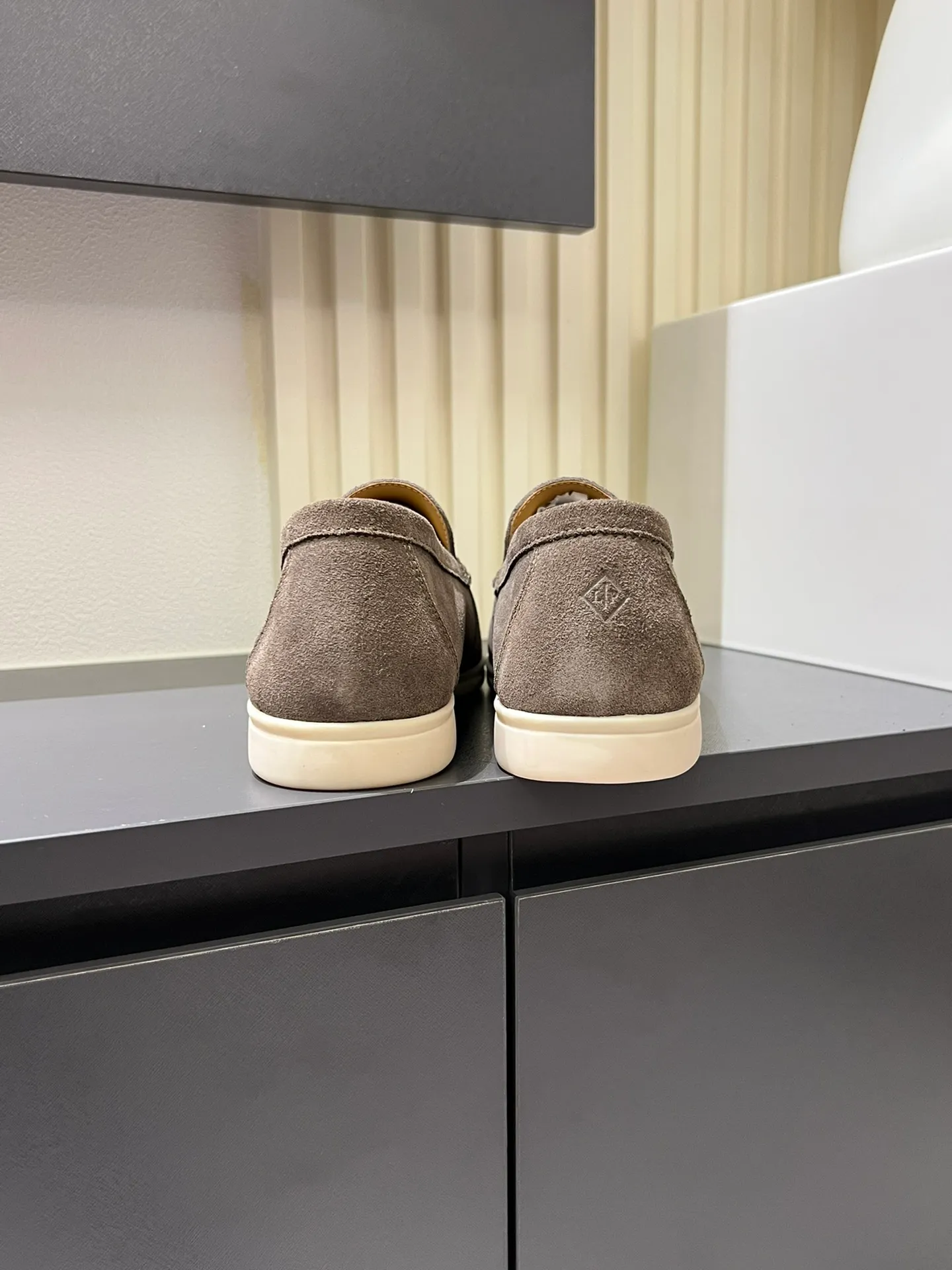 Men's shoes 💰p360 "Loro men's shoes 💰pian'*" Classic L men's shoes for couples 💰p Top version British flat loafers, a must-have item in old money style, the minimalist design is eye-catching and durable, a plus point for dressing The soft foot feel and texture are outstanding. They don’t scratch your feet and are very nice. They are matched with soft and waxy soles. They can be worn daily for a long time without getting tired. They are easy to wear, versatile and classic items, with perfect foot feel and texture! Imported cashmere fabric, the lining is made of imported A-grade water-dyed cow lining, the top version of the genuine leather midsole is sewn with pure handmade mark thread! Size: Female 35-40 (34. Customized) Male 38-44 (45.46. Customized)